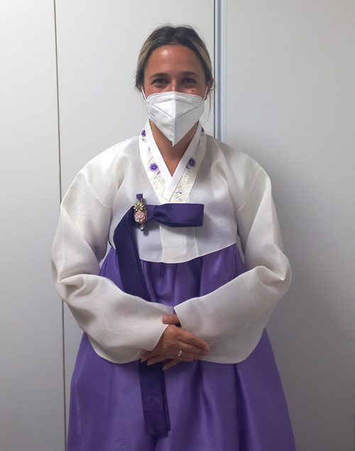 La reportera honoraria de Korea.net Eliana Natalia Gissara, posa para una foto portando un hanbok de color blanco y violeta.