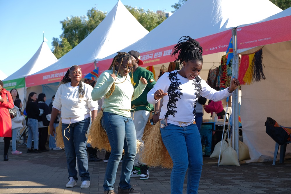 Des festivaliers s'amusent devant un des stands du Seoul Africa Festival, le 21 octobre 2023.