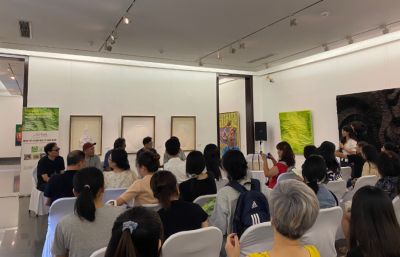 Những người đến xem triển lãm có cơ hội được giao lưu cùng các họa sĩ. (Ảnh: Nguyễn Hà Linh)