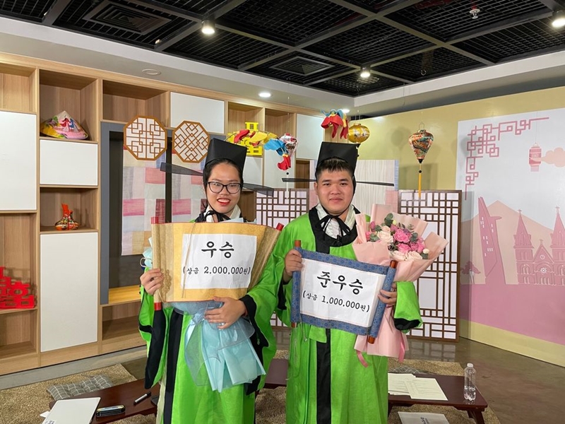 Hai bạn thí sinh xuất sắc nhất chụp ảnh kỷ niệm sau khi kết thúc vòng thi. (Ảnh: Trần Minh Bửu Ngọc)