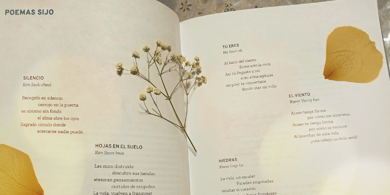 La foto muestra algunos de los poemas sijo incluidos en la Revista de la Universidad de México, número 886/887, titulada ' Corea'. 