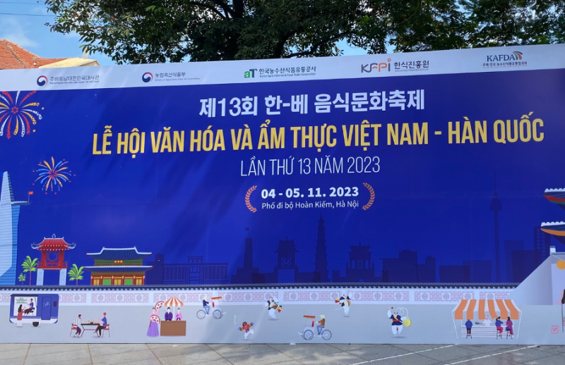 “Lễ hội Văn hóa và ẩm thực Việt Nam - Hàn Quốc lần thứ 13” đã được tổ chức tại khu tượng đài Lý Thái Tổ, Phố đi bộ Hồ Gươm với nhiều hoạt động thú vị cùng sự có mặt nhiều gian hàng ẩm thực hấp dẫn. (Ảnh: Nguyễn Hà Linh)