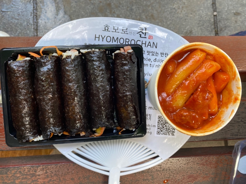 Combo Tteokbokki (bánh gạo cay), Gimbap (cơm cuộn rong biển) được rất nhiều người yêu thích. (Ảnh: Nguyễn Hà Linh)