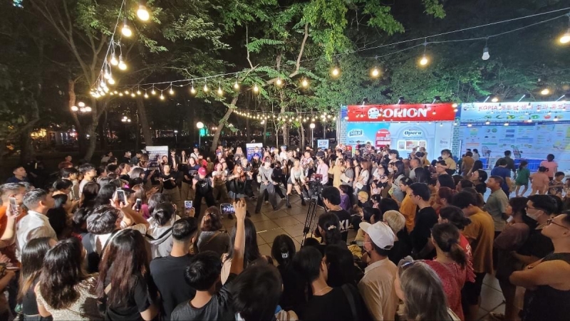 Không khí sự kiện sôi động với chương trình “K-pop random dance” do Trung tâm Văn hóa Hàn Quốc (KCC) tại Việt Nam tổ chức. (Ảnh: Trung tâm Văn hóa Hàn Quốc tại Việt Nam)