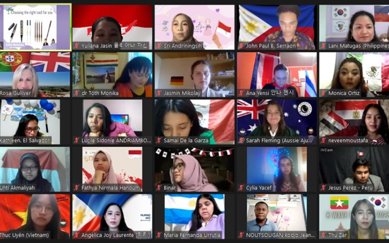 Imágenes de la sala de Zoom donde estábamos presentes los reporteros honorarios y K-influencer durante la transmisión en directo del evento. | Fernanda Urrutia