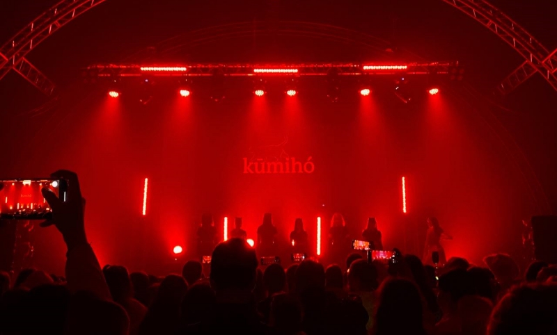 Выступление группы «k⩂mihó» с песней Sunmi «Tail» на фестивале «Mirine K-POP Fest 2023» в Волгограде. / Фото: Эмилия Иванова