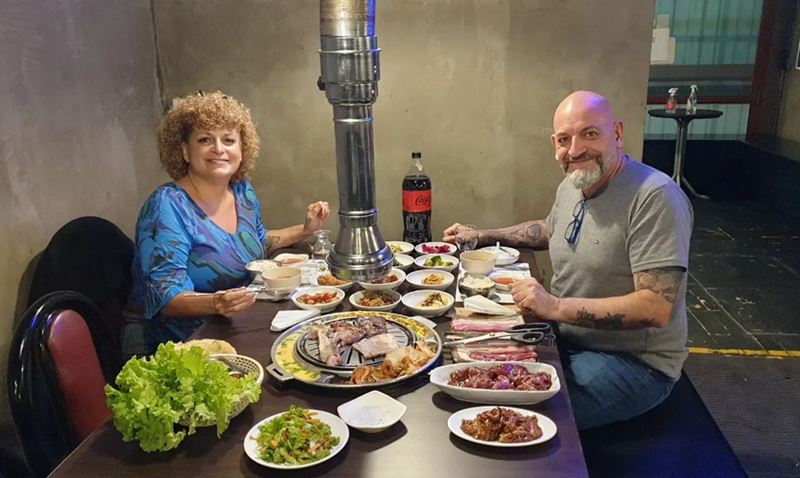 Una pareja disfruta de barbacoa coreana en el Restaurante Yugane, en el marco de la 'Gastro Corea Food Week 2023', que se llevó a cabo en la ciudad de Buenos Aires, Argentina. | Cuenta oficial del Restaurante Yugane en Instagram 