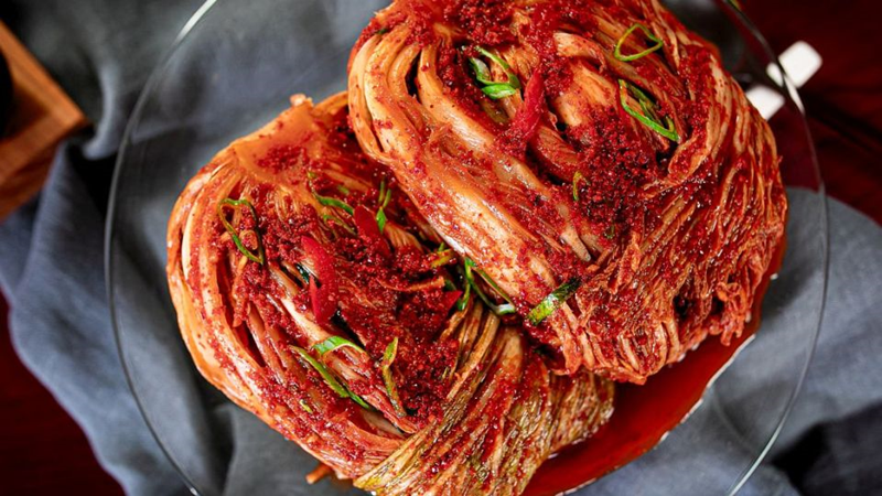 La foto muestra el kimchi, un plato de vegetales fermentado de origen coreano. El 24 de julio, la Cámara de Diputados y el Senado de Argenitna, mediante la Ley 27.720, establece el 22 de noviembre de cada año como el 'Día Nacional del Kimchi'. | Cuenta oficial de Gastro Corea en Instagram 