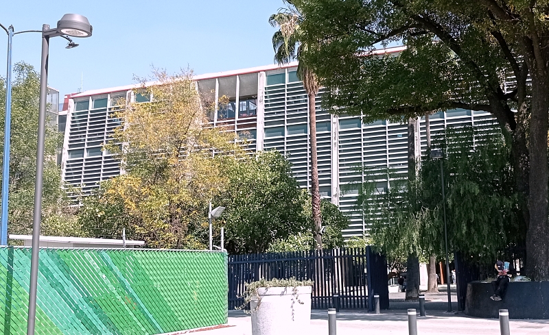 Se muestra el exterior de la Biblioteca Vasconcelos ubicada en la Ciudad de México.