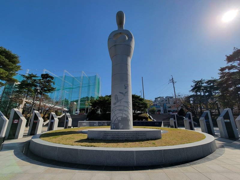 图为在UN和平公园内的联合国军参战纪念塔。韩宣网名誉记者张欣蕾 摄