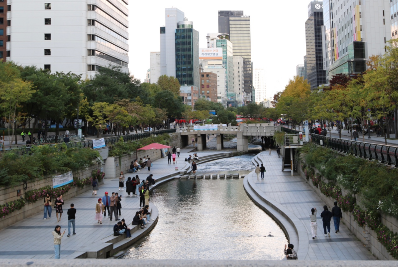 Con suối Cheonggyecheon thơ mộng khi chiều buông xuống. (Ảnh: Trần Hải Anh)