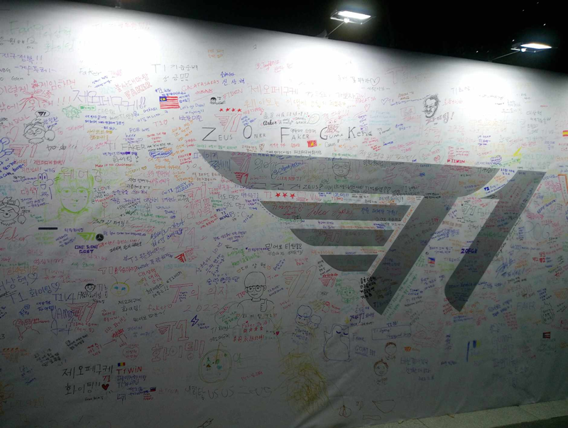 Se instalaron dos enormes paredes blancas con los logotipos de los finalistas, donde los fanáticos del el equipo surcoreano T1, pudieron escribir mensajes de apoyo.
