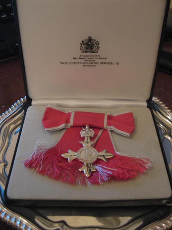 Muestra de la insignia que es otorgada a mujeres Miembro de la Excelentísima Orden del Imperio Británico. | Wikimedia Commons