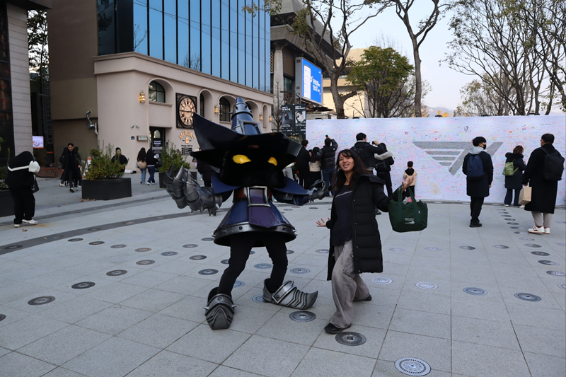 Una amiga de la reportera honoraria de Korea.net Marbella Irais Ledesma Cárdenas, se toma una fotografía con el cosplay de Veigar, el pequeño maestro del mal. 