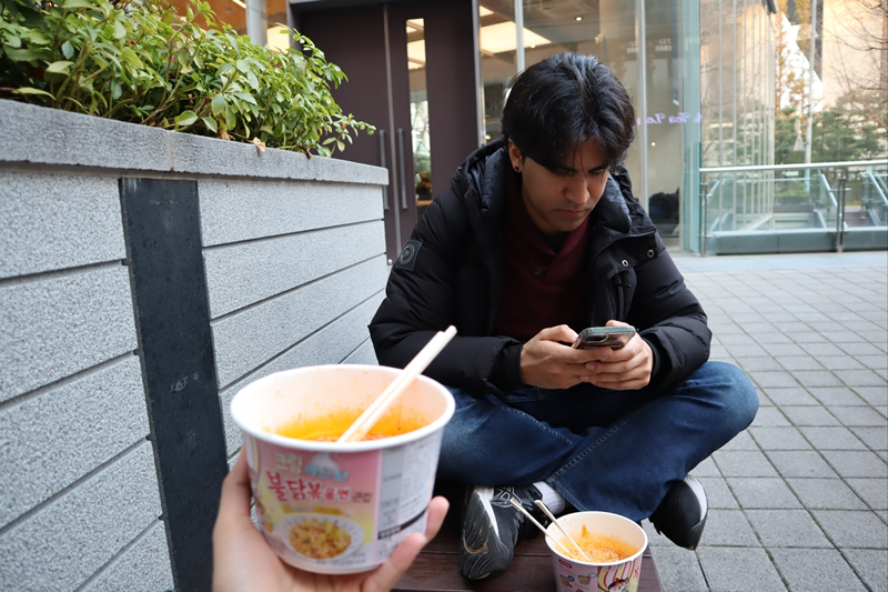 La reportera honoraria de Korea.net Marbella Irais Ledesma Cárdenas, come ramyeon antes de que iniciara la transmisión de la final del campeonato mundial de League of Legends (LoL). 