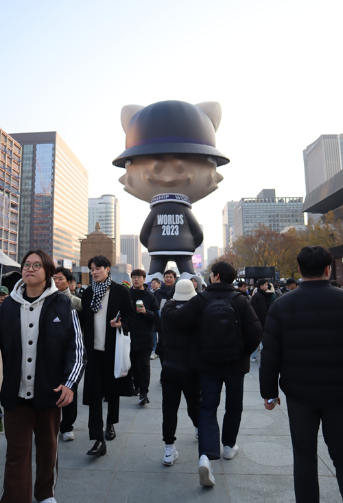 La foto muestra la espalda del Teemo gigante instalado en la plaza de Gwanghwamun, y la multitud reunida el 19 de noviembre, previo a la transmisión de la final del campeonato mundial de League of Legends (LoL). 