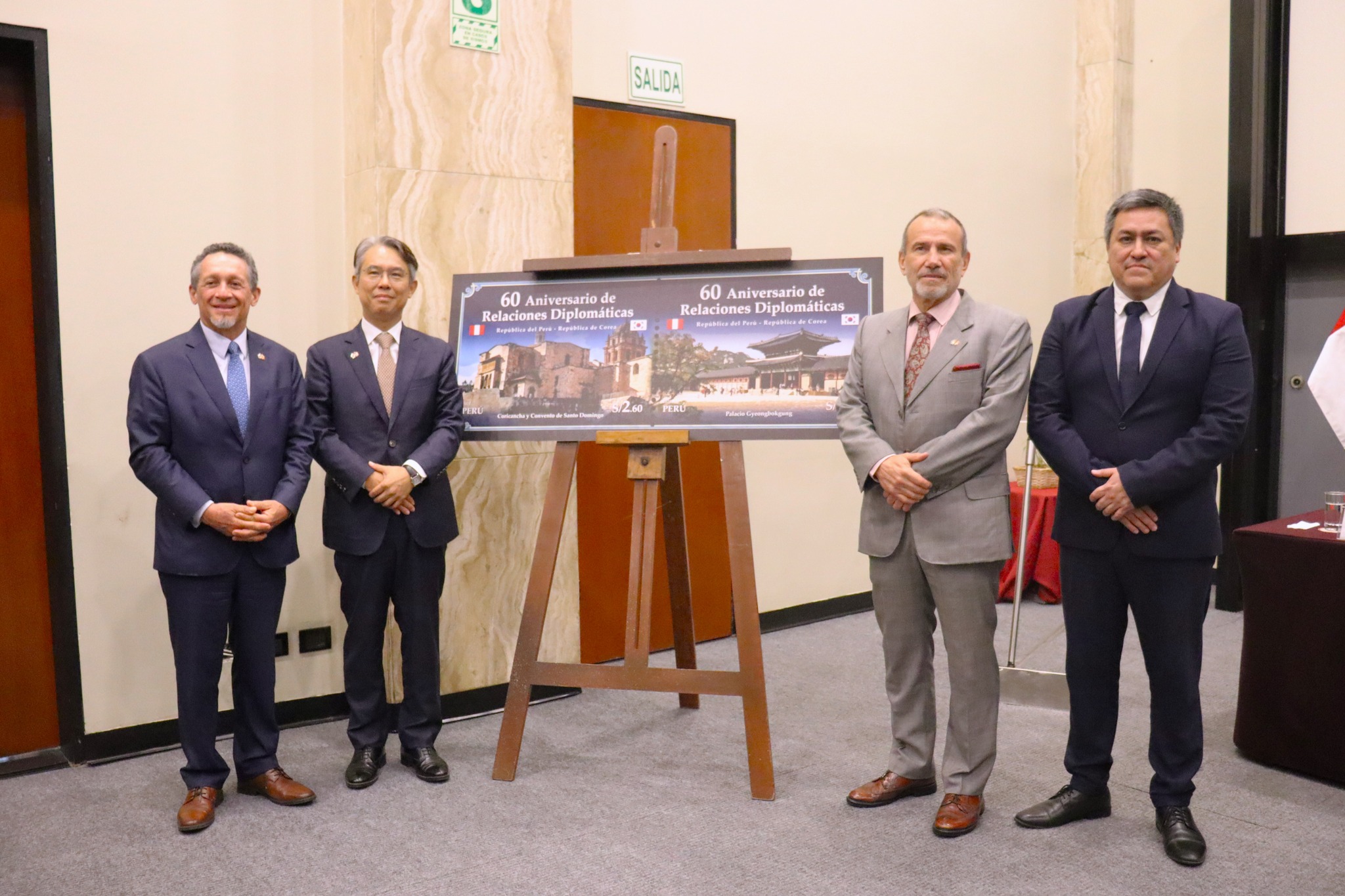 De derecha a izquierda, Alexander Infantes, gerente general de Serpost; Elmer Schialer, secretario general del Ministerio de Relaciones Exteriores; Choi Jong-uk, embajador de la República de Corea, y Fernando Quirós, director general de Asia y Oceanía. | Página oficial de Serpost en Facebook