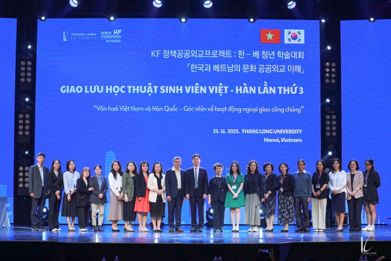 Các khách mời chụp ảnh lưu niệm tại Hội thảo giao lưu học thuật sinh viên Việt – Hàn KF lần thứ 3. (Ảnh: Trường Đại học Thăng Long)