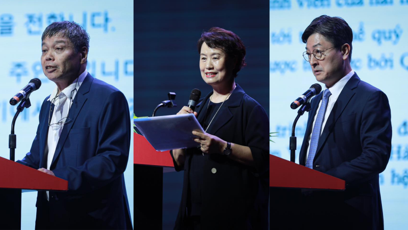Thầy Vũ Đỗ Quỳnh - Phó hiệu trưởng trường Đại học Thăng Long (bên trái); cô Lee Kye-sun - Trưởng Bộ môn Ngôn ngữ Hàn Quốc của Trường Đại học Thăng Long; và ngài Choi Jae-jin - Trưởng đại diện văn phòng Hà Nội thuộc Quỹ giao lưu quốc tế Hàn Quốc (KF) phát biểu tại lễ khai mạc Hội thảo giao lưu học thuật sinh viên Việt – Hàn KF lần thứ 3. (Ảnh: Trường Đại học Thăng Long)
