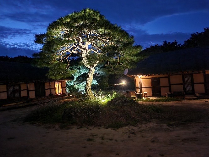 Le hanok de nuit.