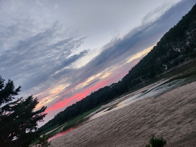 Coucher de soleil au-delà des montagnes de la rivière Nakdong.