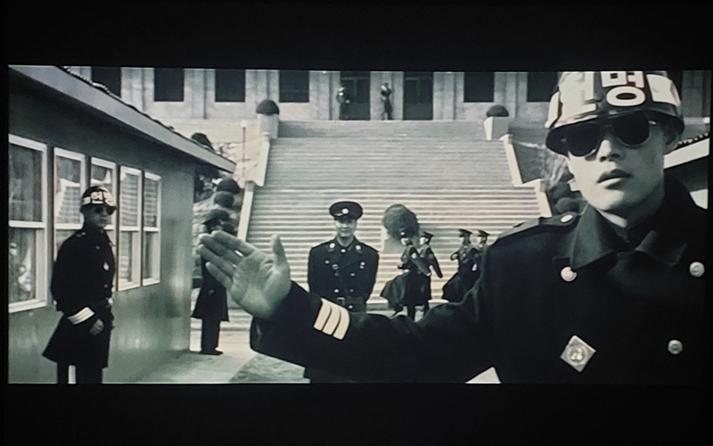 La foto muestra una de las escenas claves de la película 'Área común de seguridad', en la que se observan soldados de las dos Coreas en la zona desmilitarizada. | Captura de pantalla de la película 'Área común de seguridad'