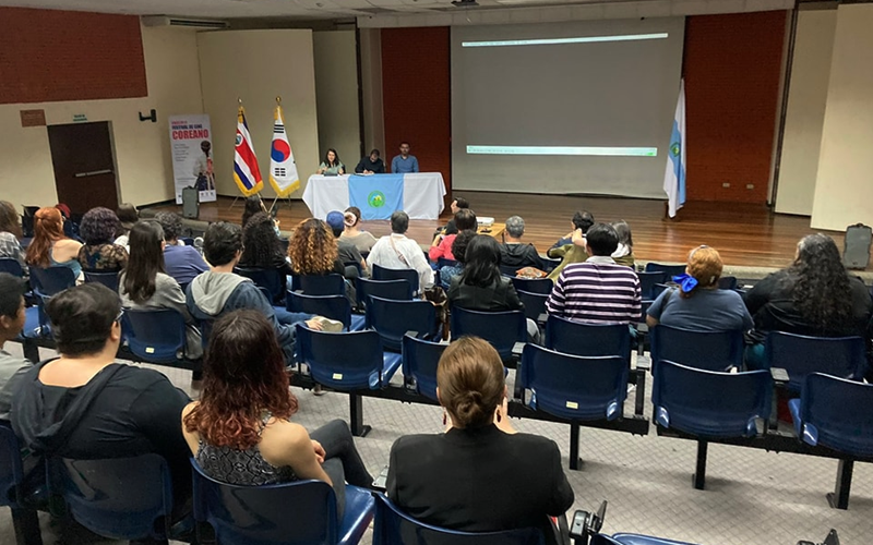 Los asistentes escuchan las intervenciones de los ponentes en el foro que se realizó previo a la proyección de la película 'Memorias de un asesino' (2003) del director Bong Joon-ho. | Cuenta oficial de la Embajada de la República de Corea en Costa Rica en Facebook 