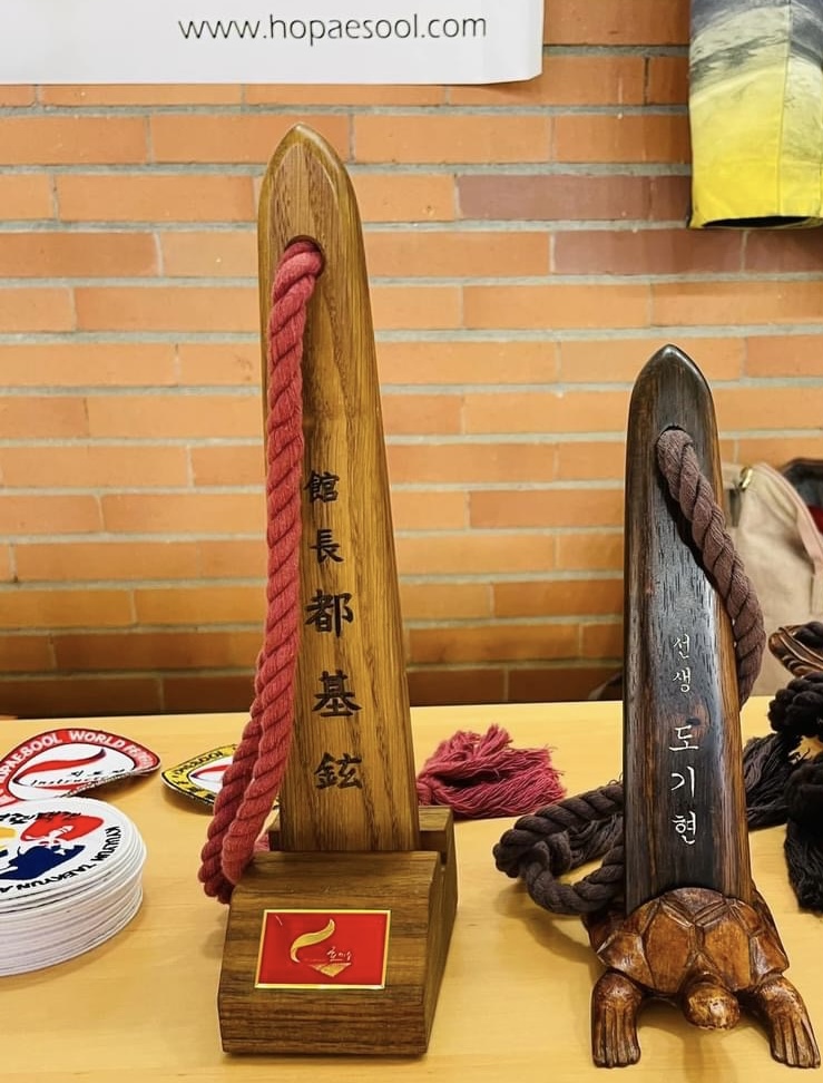 Hopae(s) en bois utilisés pour la pratique du Hopaesool. (Photo Danielle Tartaruga)