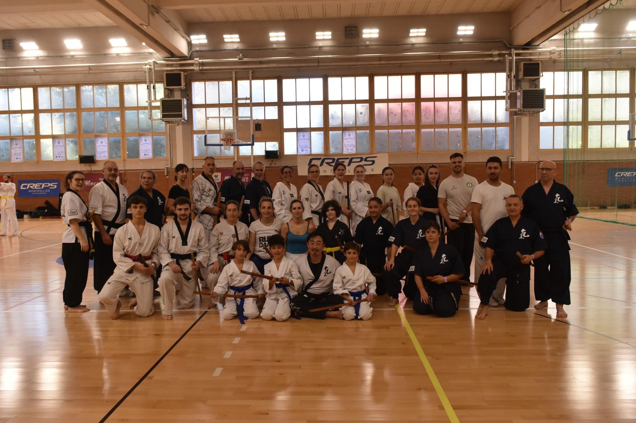 Maître Yu Rea-Hyoung et ses stagiaires // Haidong Kumdo ( sabre coréen). ( Photo : Daniel Formichi)