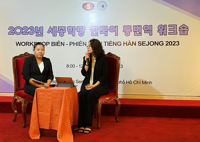 Tiến sĩ Bùi Phan Anh Thư (bên trái) và Tiến sĩ Nguyễn Thị Hiền (bên phải) chia sẻ tại buổi hội thảo. (Ảnh: Phùng Thị Thu Sang)