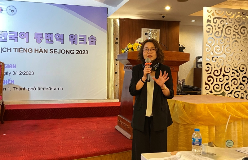 Diễn giả Nguyễn Thị Hiền - rưởng Khoa Ngôn ngữ & Văn hoá Hàn Quốc, trường Đại học Văn Lang đã hướng dẫn thực hành phiên dịch tiếng Hàn cabin. (Ảnh: Phùng Thị Thu Sang)
