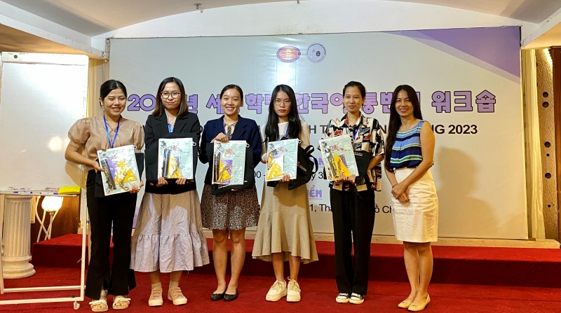 Giám đốc Trung tâm Học viện King Sejong Hồ Chí Minh 6 – Tiến sĩ Nguyễn Thị Phương Mai trao thưởng cho nhóm học viên xuất sắc nhất khóa. (Ảnh: Phùng Thị Thu Sang)