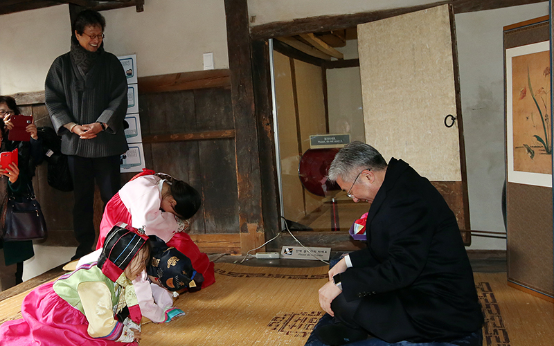 Традиционный поклон «сэбе» для старших членов семьи в Соллаль. / Фото: Korea.net