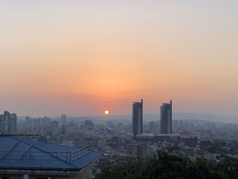 图为正缓缓下落的夕阳。韩宣网名誉记者杨慧妍 摄