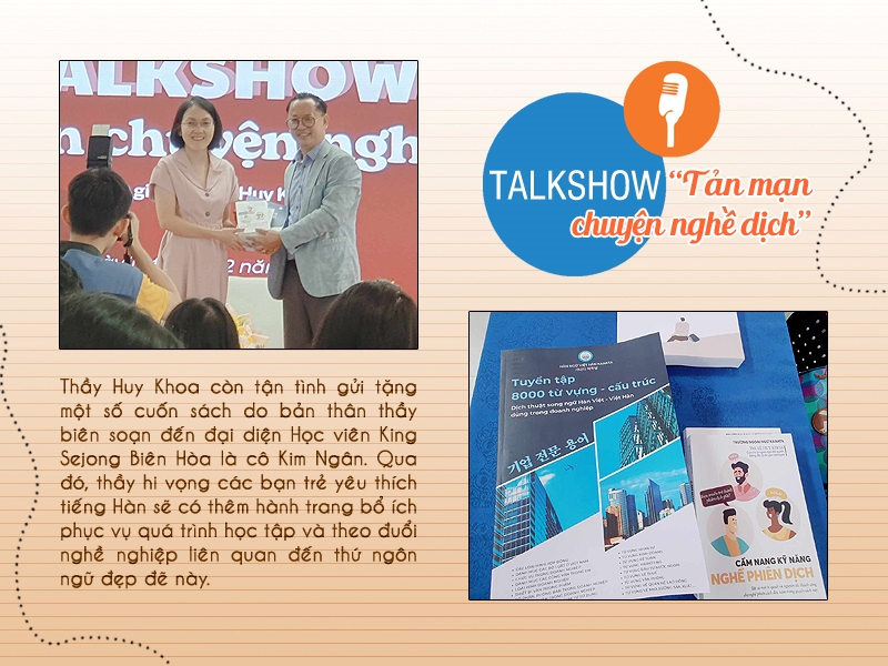 Nhằm mục tiêu hỗ trợ các bạn trẻ yêu mến tiếng Hàn có thêm hành trang trong quá trình học tập và làm việc, thầy Huy Khoa còn tận tình gửi tặng một số cuốn sách do bản thân thầy biên soạn tới đại diện Học viện King Sejong Biên Hòa là cô Kim Ngân. (Ảnh: Vũ Đỗ Hải Hà)