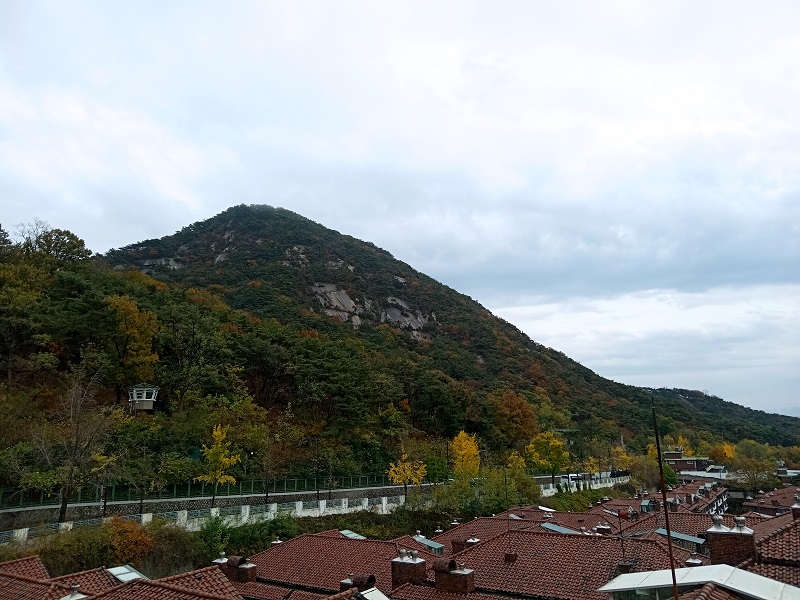 Ở Hàn Quốc có rất nhiều đồi núi bao phủ. 