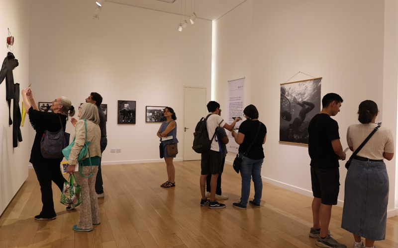 El 14 de diciembre, unos argentinos observan la exposición 'Haenyeo y el mar: mujeres buceadoras de la isla de Jeju', que se esté llevando a cabo en las instalaciones del Centro Cultural Coreano (CCC) en Buenos Aires, Argentina. | Centro Cultural Coreano en Argentina