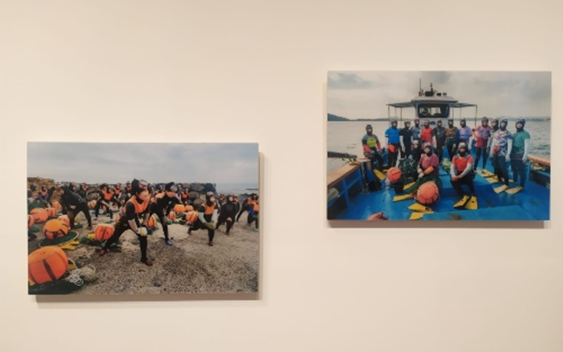 La foto muestra dos de las obras exhibidas en la exposición 'Haenyeo y el mar: mujeres buceadoras de la isla de Jeju', que se esté llevando a cabo en las instalaciones del Centro Cultural Coreano (CCC) en Buenos Aires, Argentina. | Miguel Contreras 