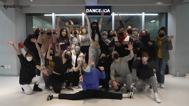 Después de dos horas de ensayo, los participantes posan para la cámara, en la academia DANCEJO, ubicada en el distrito de Gangnam, en Seúl. | Captura de pantalla del canal de Korea.net en YouTube 
