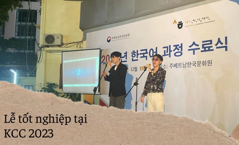 Tiết mục văn nghệ hát mở đầu của hai bạn học viên đã hâm nóng bầu không khí của buổi lễ tốt nghiệp khóa học tiếng Hàn năm học 2023 ở Trung tâm văn hóa Hàn Quốc (KCC) tại Việt Nam. (Ảnh: Trần Huyền Phương)