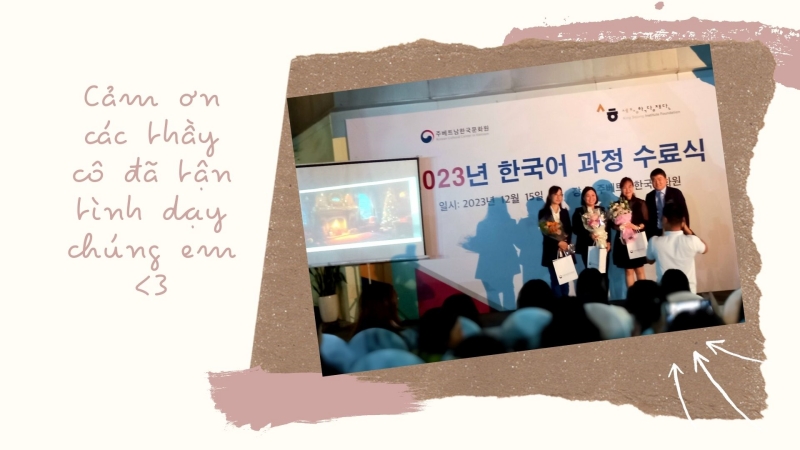 Giám đốc Trung tâm Văn hóa Hàn Quốc (KCC) tại Việt Nam Choi Seung Jin đã tặng hoa tri ân và gửi lời cảm ơn tới các cô giáo đã nỗ lực tâm huyết giảng dạy suốt một năm. (Ảnh: Võ Minh Thu)