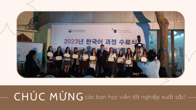 Ông Choi Seung Jin – Giám đốc Trung tâm Văn hóa Hàn Quốc (KCC) tại Việt Nam cùng các bạn học viên tốt nghiệp xuất sắc của khóa học tiếng Hàn năm học 2023. (Ảnh: Võ Minh Thu)