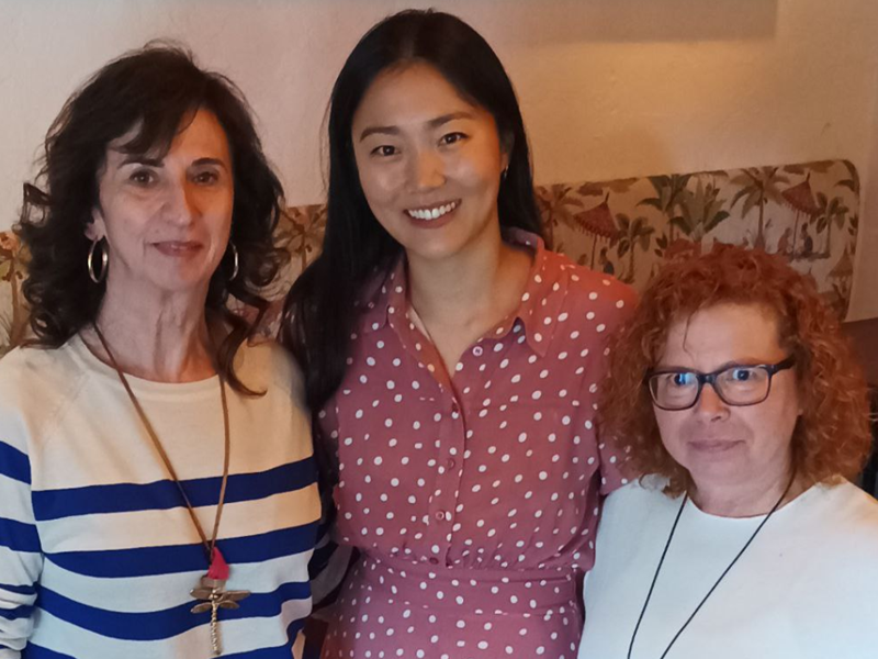 Las reporteras honorarias de Korea.net María Carmen Sánchez Montes (primera desde la izquierda) y Francisca Requejo Castillo (tercera desde la izquierda), se toman una foto conmemorativa con la bailarina Sou Jung Youn (centro). | Francisca Requejo Castillo