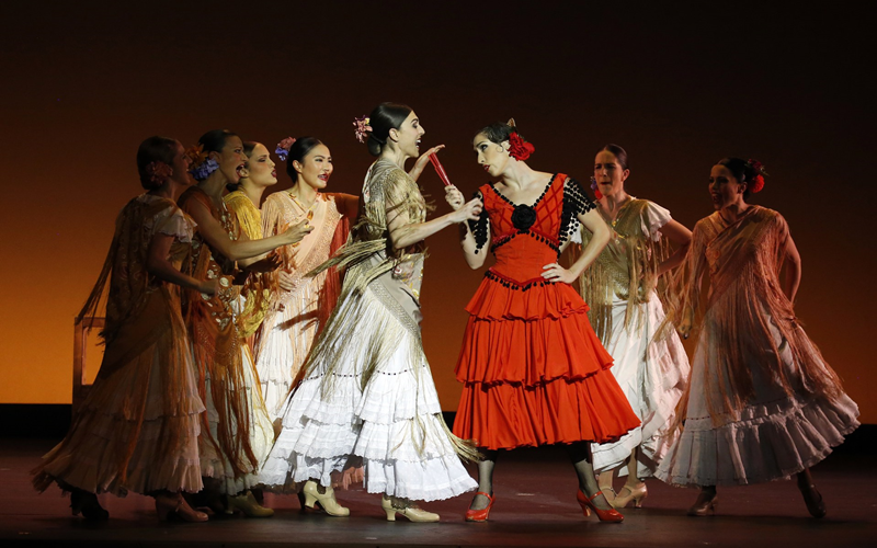 La bailarina Sou Jung Youn (cuarta desde la izquierda) hace parte del elenco de La Bella Otero 5 (Copy María Alperi). | Ballet Nacional de España 