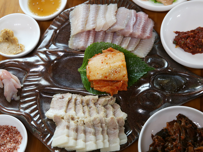 Nhắc tới Samhap, thông thường mọi người sẽ nghĩ về phiên bản truyền thống nhất của nó là Hongtak Samhap. Món ăn được đặc trưng bởi mùi hương “nồng nàn” độc đáo từ cá đuối sống lên men. (Ảnh: Jeon Han / Korea.net)