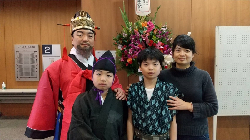 ２０２１年「対馬物語」鈴木さんご一家＝鈴木純氏提供