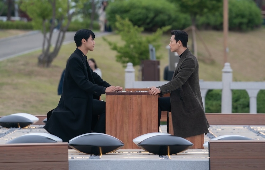 Yeo-jeong et Do-yeong jouent au jeu de go, dans la série Netflix « The Glory ». © Tudum by Netflix