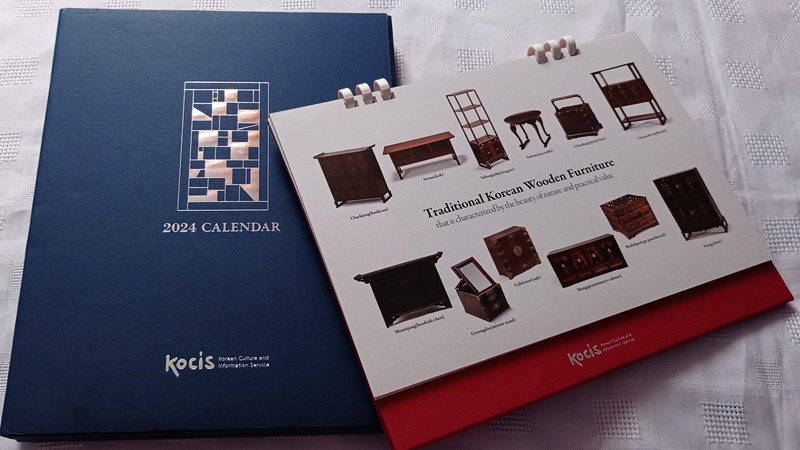 La foto muestra el calendario 2024 del Servicio de Cultura e Información de Corea (KOCIS, por sus siglas en inglés), una institución perteneciente al Ministerio de Cultura, Deportes y Turismo. El tema principal del calendario son los 'Muebles de madera coreanos tradicionales: caracterizados por la belleza de la naturaleza y el valor práctico'.