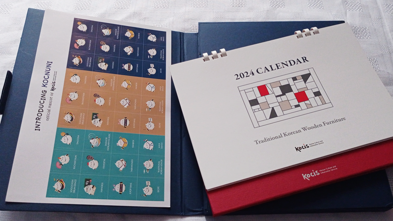 La foto muestra el calendario 2024 (derecha) y la planilla de 36 calcomanías de Kocnuni, la mascota oficial del Servicio de Cultura e Información de Corea (KOCIS, por sus siglas en inglés).