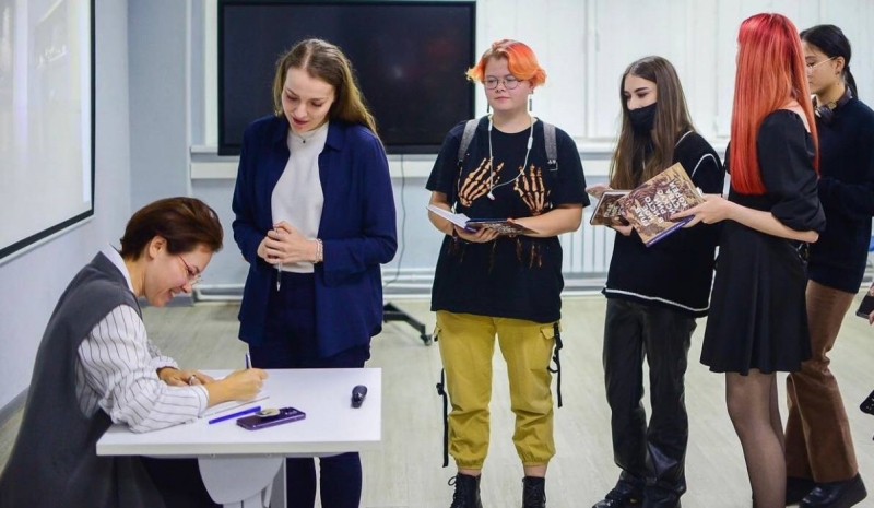 Елена Хохлова подписывает книгу «Главное в истории искусства Кореи» для читателей в Библиотеке 124 им. Ю.А. Гагарина в Москве. / Фото: Instagram Елены Хохловой